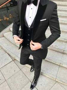 Siyah Damat smokin Erkekler düğün Suits Son Tasarım Velevt Akşam Balo WH0922 için Yaka Man Blazer Ceket Üç Parçalı Groomsmen Wear Peaked