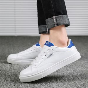 2020 Wholesale Comfortable casual shoes women's men's wild flat sshoes woven leather patchwork trendy casual shoes stud sports skate tennis