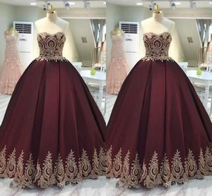Sweet 16 Kız Straplez Açık Geri dökümlü Quinceanera Elbise Parti vestidos de For Bordo Altın Dantel İmparatorluğu Bel Balo Gelinlik Modelleri