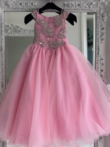 Pembe Çocuk Pageant Elbise 2024 Kristaller Rhinestones Uzun Küçük Kız Pageant önlükleri Organza Çocuklar Resmi Parti Giyim Omuzdan Giyin Omuzdan Eğlenceli Moda Pist