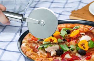 moda matel 430 cuchillo redondo de acero inoxidable cortadores de pizza ruedas herramientas de pizza herramientas para hornear soporte de vajilla al por mayor o personalizado 10ps / lote