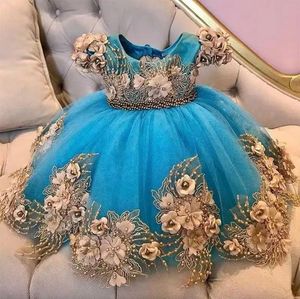 Apliques florales en 3D Vestidos azules para niñas de flores para fiesta de bodas Perlas de manga corta con cuentas Vestidos de primera comunión para niños Vestido de bautizo para niños pequeños hasta la rodilla