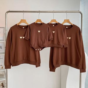 3XL Printemps Famille Correspondant Tenues À Manches Longues Sweats À Capuche Bébé Body Dessin Animé Ours Mère Et Père Enfants Vêtements Pull En Coton 240315