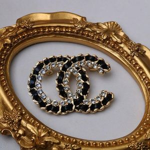 20 estilos Broches de diamantes de imitación de cristal de alta calidad Marca de diseñador de lujo Traje de doble letra Broche de alfiler Broche de flores para hombres Mujeres Joyería de boda