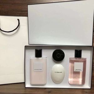 Ensembles de maquillage de soins de la peau pour le corps 4 en 1 Noël 4 pièces Kit de collection de soins de lotion pour le corps parfumé pour femmes pleine taille avec sac cadeau Gel douche hydratant/crème pour les mains/soin des lèvres