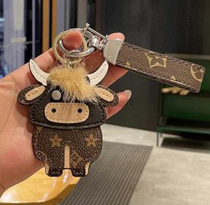 4 styles Retro Brand Designer Keychain Brown pour hommes et femmes Classic Key Ring Car Car Backpackcellphone Pendant Cartoon Cow Impring Challe Pu Leather Chain