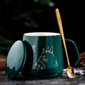 Producto de 400 ml Taza de café de cerámica pintada en oro de lujo ligero de estilo europeo con tapa Cuchara Taza de agua Dibujos animados Totoro 220311