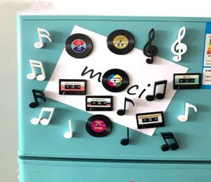 4pcs Set Creative Magnet Réfrigérateur Autocollant Cute Nostalgie Disque Cassette 3D ANNAGNAGE ANAGNET DESIGNES CONCEPTION RECORS DE LA RECORD ENGRAND