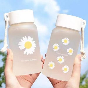 Botellas de agua de plástico transparente con margaritas pequeñas de 500ml, botella de agua esmerilada creativa sin BPA con cuerda portátil, taza de té de viaje 0322