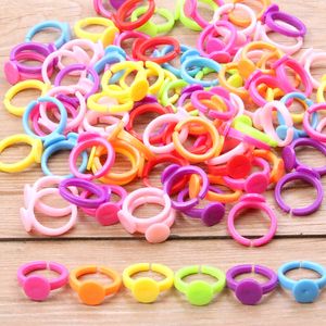 50pcs 13 * 20mm Aléatoire Couleur Mixte En Plastique Réglable Coloré Anneaux Pour Enfants Avec 8mm Plateau De Tampon Blanc