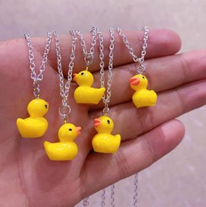 50pcs mode mignon petit dessin animé petit canard jaune pendentif à breloques collier à la main accessoires créatifs bijoux en gros