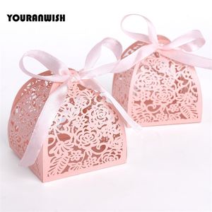 50 pcs/lot ruban pyramide découpé au Laser faveur de mariage bonbons cadeau boîte de chocolat blanc rose 220420