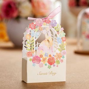 50pcs / lot événement de mariage décoration boîte-cadeau mariée et marié style boîte à bonbons fleur sac cadeau cadeaux de mariage pour les invités 210724