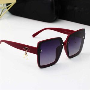 56% de réduction sur la grosse des lunettes de soleil Premium Ins pour les femmes Nouveau parapluie pendant petit parfum Polarising Mirror Square Slim Sunglasses