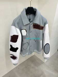 Chaqueta de diseñador 5A para hombre, chaqueta de béisbol con manga de cuero flocado, abrigos universitarios, patchwork de lana, manga de piel de vaca, chaqueta de béisbol con textura bordada, gabardina