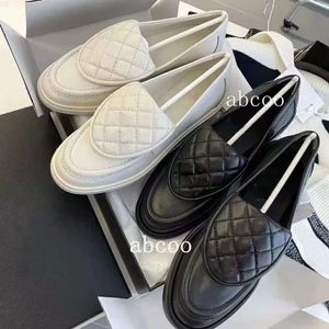 5S Zapatos de canal de diseñador Mocasines cclys Zapato de vestir Cuero acolchado Mujer Mocasín de primera calidad Zapatos planos Piel de cordero acolchado con herrajes dorados Plataforma de lujo Zapatilla de deporte