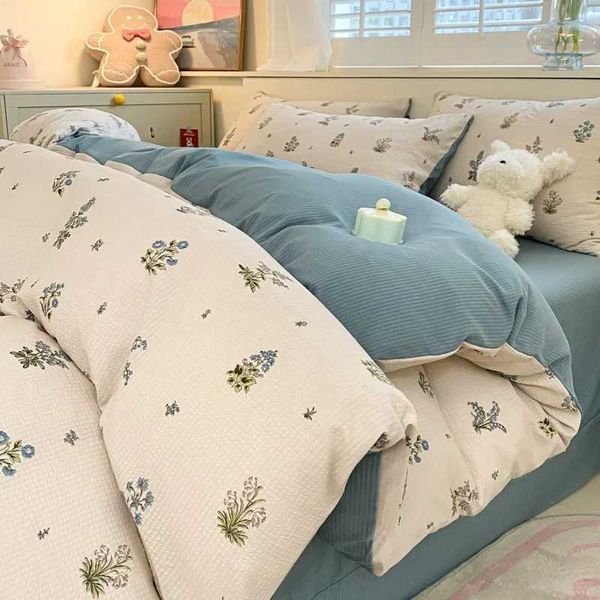 Aesthetic floral duvet cover set for twin, double, or queen beds featuring a shabby chic design with fresh flower patterns, includes comforter cover, bed sheet, and pillowcases C241218