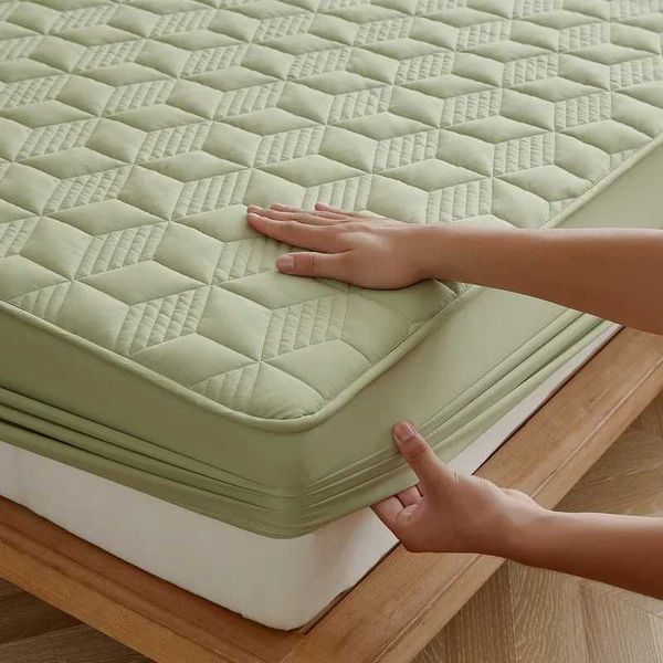 Waterproof mattress protector for large beds, breathable and comfortable