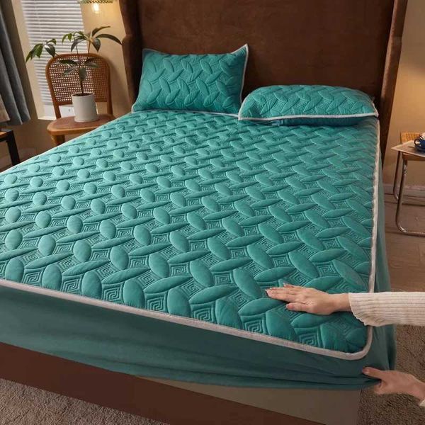 Comfortable twin-size bedding protective cover with elastic fit, designed as a protective pad in large size M241018