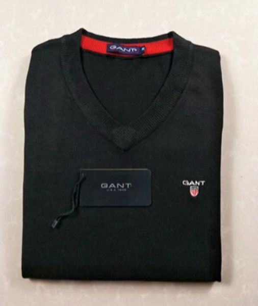 2018 Fashion Europe and the United States brand V-neck man sweater 7-color cashmere 80% sweater
2018 Fashion Europe and the United States brand V-neck man sweater 7-color cashmere 80% sweater