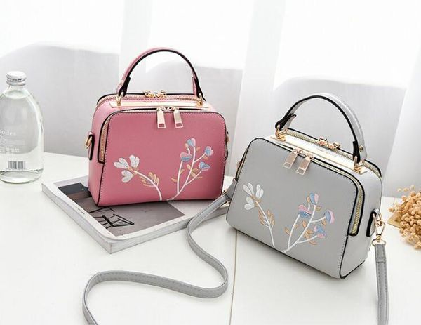 2017. women's bags. small. leisure fashion bag. pu. mini. handbag. girl. flower.cross body.shoulder bags.totes
2017. women's bags. small. leisure fashion bag. pu. mini. handbag. girl. flower.cross body.shoulder bags.totes