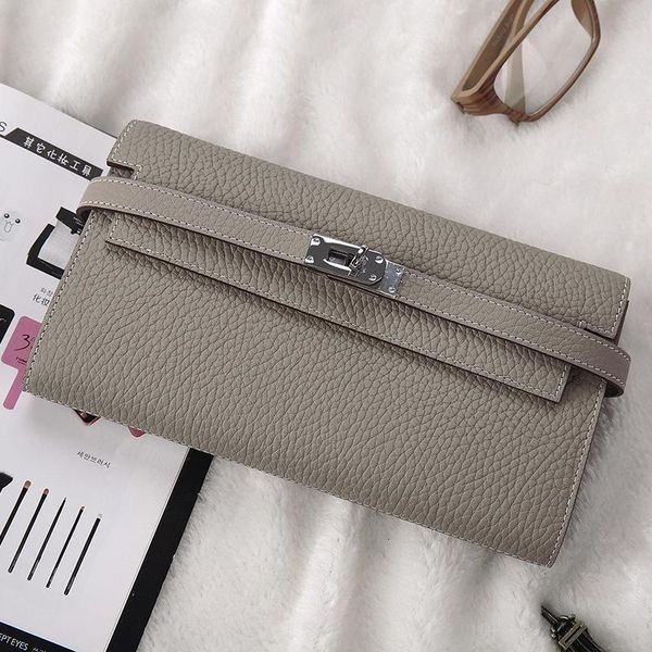 selling wild2019 genuine woman leather kylie lock catch wallet litchi grain head layer cowhide hand take package 
selling wild2019 genuine woman leather kylie lock catch wallet litchi grain head layer cowhide hand take package