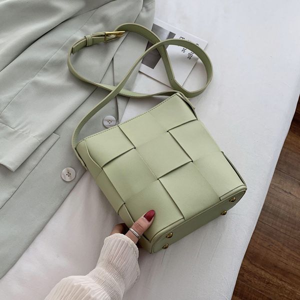 hocodo fashion pu leather plaid women messenger bags solid color weave shoulder crossbody bags female casual handbag sac a dos
hocodo fashion pu leather plaid women messenger bags solid color weave shoulder crossbody bags female casual handbag sac a dos