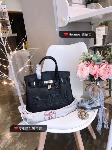 women's shoulder bag iconic horse-drawn car print shipping pure leather temperament goddess loves the magic weapon
women's shoulder bag iconic horse-drawn car print shipping pure leather temperament goddess loves the magic weapon