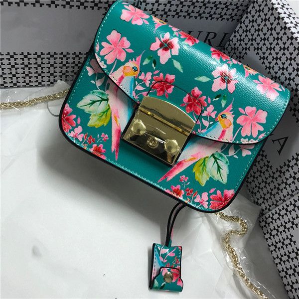 the new fashion printed ladies leather bag cartoon parrot flower diagonal shoulder bag fresh and simple girl small square bag
the new fashion printed ladies leather bag cartoon parrot flower diagonal shoulder bag fresh and simple girl small square bag
