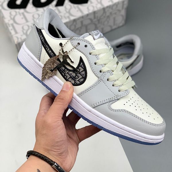 качество dior air oblique aj1 b23 b24 jordan 1 канье уэста косой трусы high top спорт low kaws ким джонс hommes femme баскетбольные кроссов, Blue;gray
качество dior air oblique aj1 b23 b24 jordan 1 канье уэста косой трусы high top спорт low kaws ким джонс hommes femme баскетбольные кроссов, Blue;gray