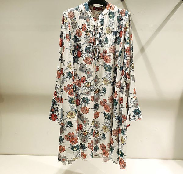 casual dresses woman floral print viscose mini dress v-neck with tied long sleeves flared cuffs oversized, Black;gray
casual dresses woman floral print viscose mini dress v-neck with tied long sleeves flared cuffs oversized, Black;gray