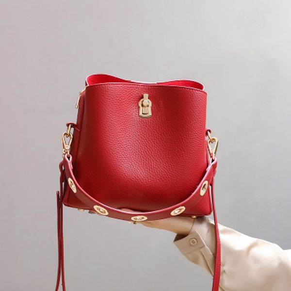 2020 new women's bag little girl shoulder messenger bag ladies simple fashion wild bucket party outdoor travel trend compact
2020 new women's bag little girl shoulder messenger bag ladies simple fashion wild bucket party outdoor travel trend compact