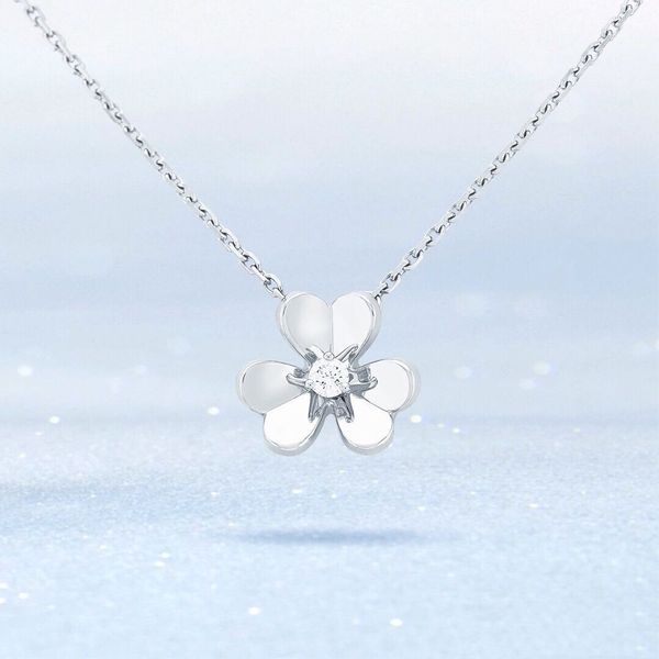 ladies gorgeous luxury 925 sterling silver pendant necklace, high-end hand-set 18k gold plated three-flower series body jewelry
ladies gorgeous luxury 925 sterling silver pendant necklace, high-end hand-set 18k gold plated three-flower series body jewelry
