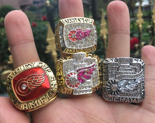 4pcs 1997 1998 2002 2008 detroit red wings stanley cup team champion championship ring with wooden box souvenir fan gift wholesale 2019 2020, Golden;silver
4pcs 1997 1998 2002 2008 detroit red wings stanley cup team champion championship ring with wooden box souvenir fan gift wholesale 2019 2020, Golden;silver