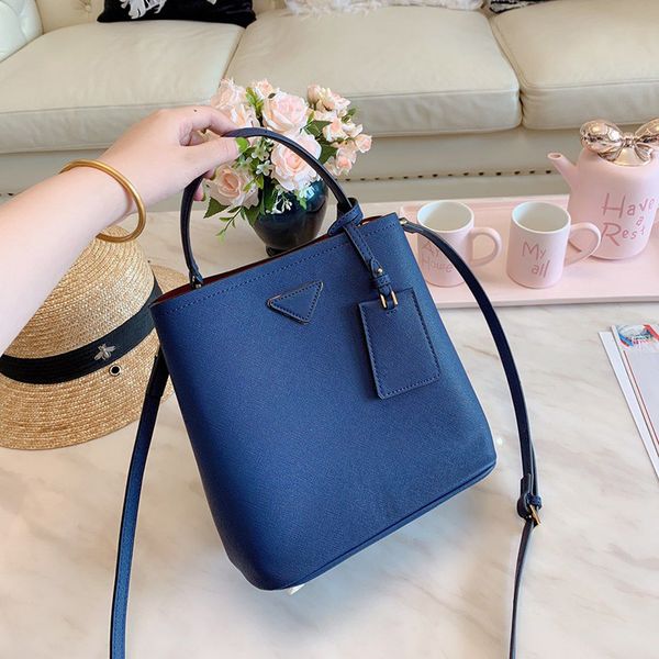 new classic cross pattern handbags purses women genuine leather bucket bag single shoulder crossbody bags multi-function handbags
new classic cross pattern handbags purses women genuine leather bucket bag single shoulder crossbody bags multi-function handbags