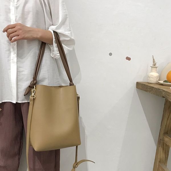2020 new women's shoulder bag fashion simple ladies bucket bag large capacity ladies crossbody
2020 new women's shoulder bag fashion simple ladies bucket bag large capacity ladies crossbody