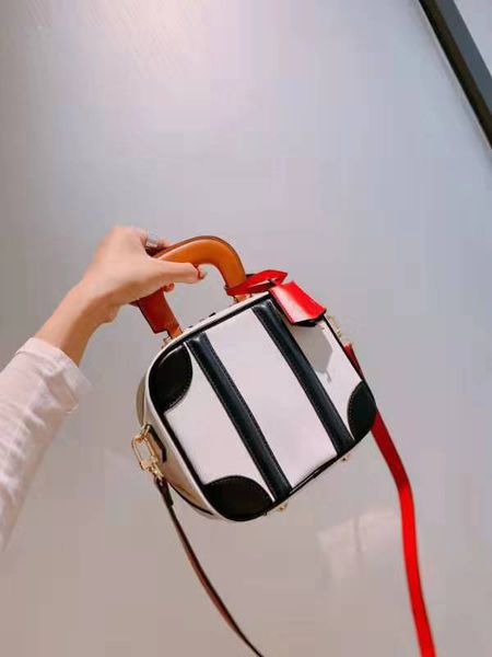 newaaalv designer luxury handbags women luxury handbags original leather woman designer bags size 22cm, Black;red
newaaalv designer luxury handbags women luxury handbags original leather woman designer bags size 22cm, Black;red