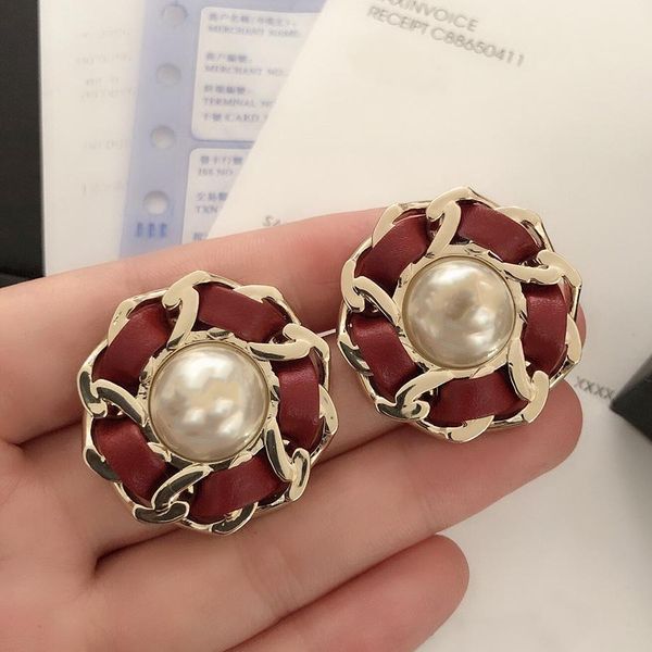 2019 fashion brand leather stud earrings for women luxury designer big pearl earrings gold color jewelry party daily bijoux, Golden;silver
2019 fashion brand leather stud earrings for women luxury designer big pearl earrings gold color jewelry party daily bijoux, Golden;silver