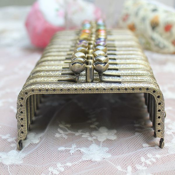 12cm double-deck lotus head mouth gold quality candy color three double ears square embossing deep decorative pattern mouth gold, Black
12cm double-deck lotus head mouth gold quality candy color three double ears square embossing deep decorative pattern mouth gold, Black
