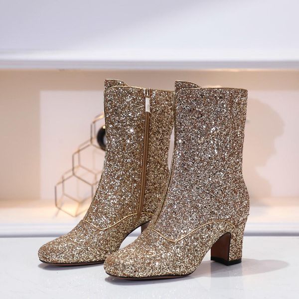 a fashionable original boot with a flashing shingle and a colored drill button on the upper part of the shoes, Black
a fashionable original boot with a flashing shingle and a colored drill button on the upper part of the shoes, Black