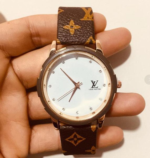 2020 Новые Женские Часы Мода Louis Vuitton Кожаный Ремешок Часы Женщина Дамы Простой L Масштаб Кварцевые Наручные Часы Relojes Para Mujer V
2020 Новые Женские Часы Мода Louis Vuitton Кожаный Ремешок Часы Женщина Дамы Простой L Масштаб Кварцевые Наручные Часы Relojes Para Mujer V