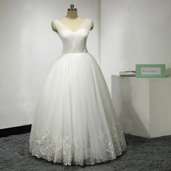 delicate v-neck tulle ball gown country wedding dresses floor length appliques lace ball gown wedding dresses voiles de mariage, White
delicate v-neck tulle ball gown country wedding dresses floor length appliques lace ball gown wedding dresses voiles de mariage, White
