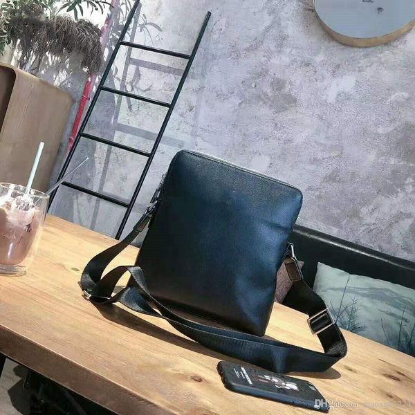 2020the latest quality briefcase for men's handbag is made of high-quality full leather material and grade plating hardware
2020the latest quality briefcase for men's handbag is made of high-quality full leather material and grade plating hardware