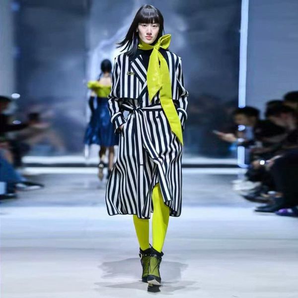 high-quality 2020 new fashion printed striped long-sleeved lapel color matching loose version lace-up casual trench jacket, Tan;black
high-quality 2020 new fashion printed striped long-sleeved lapel color matching loose version lace-up casual trench jacket, Tan;black