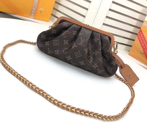 genuine leather fashion show new boursicot ew chain bag novelty cloud brand designer luxury shoulder bag lady dinner bag high quality
genuine leather fashion show new boursicot ew chain bag novelty cloud brand designer luxury shoulder bag lady dinner bag high quality