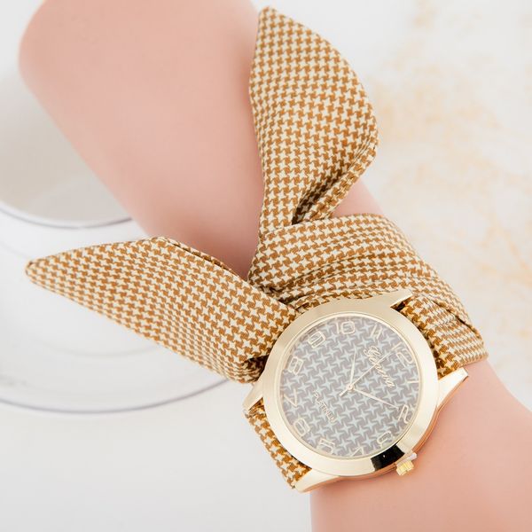 style fashion unbuttoned hand grid style cloth band watch gold case integrated color dial ladies watch, Slivery;brown
style fashion unbuttoned hand grid style cloth band watch gold case integrated color dial ladies watch, Slivery;brown