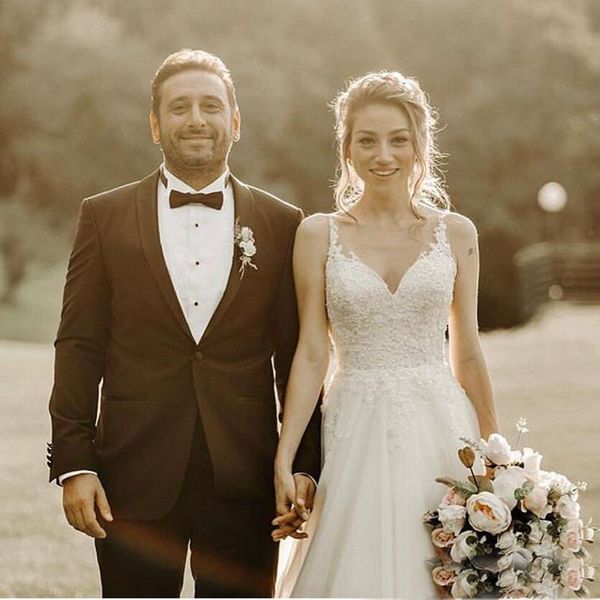 2020 простой v шеи свадебные платья линии рукавов кружева аппликации развертки поезд элегантный сад outdooring тюль свадебные платья, White
2020 простой v шеи свадебные платья линии рукавов кружева аппликации развертки поезд элегантный сад outdooring тюль свадебные платья, White