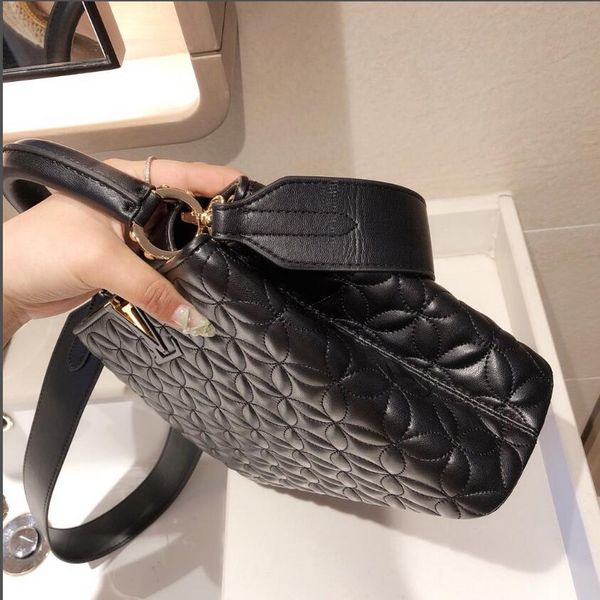 classic women's handbag and bag of 2020 fashion style, versatile one-shoulder clasp bag (4 colors
classic women's handbag and bag of 2020 fashion style, versatile one-shoulder clasp bag (4 colors