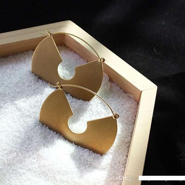europe and america ale fan shape women earrings yellow gold plated earrings for girls women for party wedding nice gift, Golden;silver
europe and america ale fan shape women earrings yellow gold plated earrings for girls women for party wedding nice gift, Golden;silver