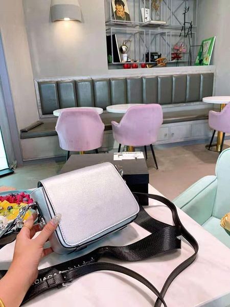 the new 2020 single genuine leather handbag shoulder bucket bags woman his bag clip package small fashion female package
the new 2020 single genuine leather handbag shoulder bucket bags woman his bag clip package small fashion female package